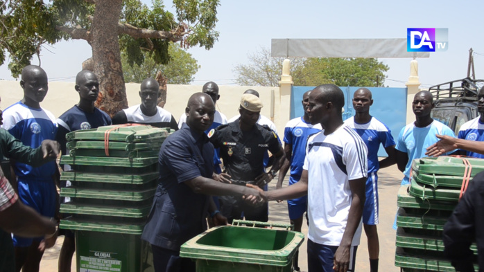 Kaolack / Images : Fallou Kébé offre un lot de 50 bacs à ordures à l’école de police 