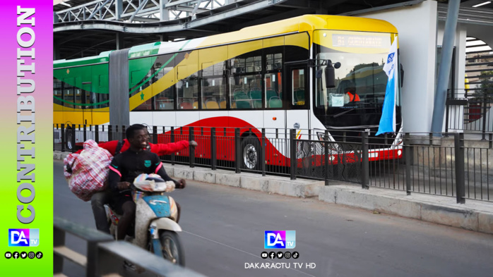 Dakar : Entre Bravade et Danger, le Péril des Piétons sur la Chaussée du BRT ( Par Karamokho D. SOUNG ) Dakar : Entre Bravade et Danger, le Péril des Piétons sur la Chaussée du BRT ( Par Karamokho D. SOUNG )