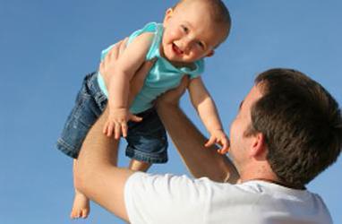 La paternité en jeune âge augmenterait le risque de mortalité hâtive