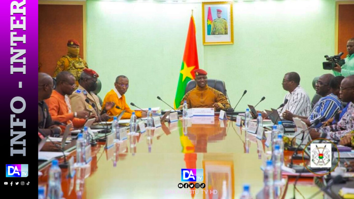 Burkina: conseil des ministres à Ouagadougou en présence du capitaine Traoré Burkina: conseil des ministres à Ouagadougou en présence du capitaine Traoré