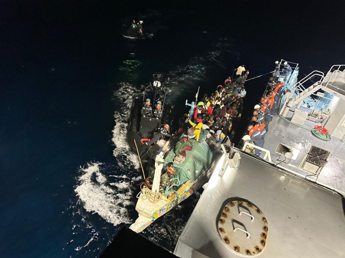 Emigration irrégulière: La Marine intercepte une pirogue au large de Saint-Louis avec 150 personnes Emigration irrégulière: La Marine intercepte une pirogue au large de Saint-Louis avec 150 personnes