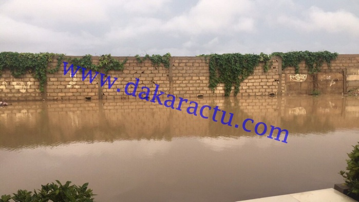 Pluies diluviennes sur Dakar : Le mur du Cimetière Saint-Lazarre emporté par les eaux (IMAGES) 