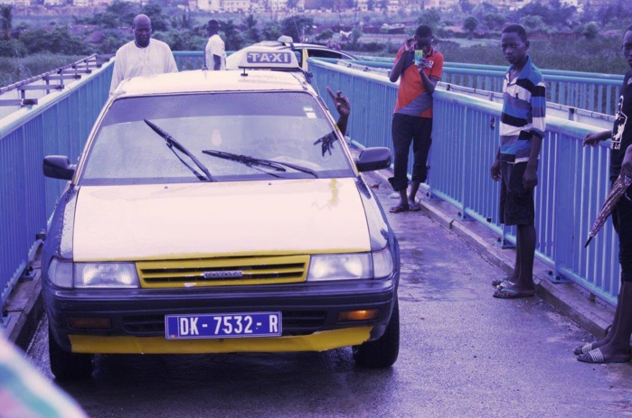 INSOLITE : des taxis prennent la passerelle des piétons sur l'autoroute à péage (IMAGES) INSOLITE : des taxis prennent la passerelle des piétons sur l'autoroute à péage (IMAGES)
