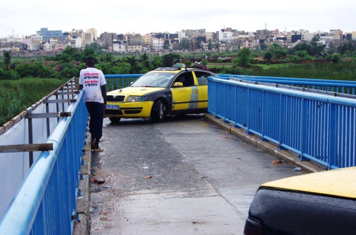 INSOLITE : des taxis prennent la passerelle des piétons sur l'autoroute à péage (IMAGES)