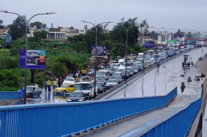 INSOLITE : des taxis prennent la passerelle des piétons sur l'autoroute à péage (IMAGES) INSOLITE : des taxis prennent la passerelle des piétons sur l'autoroute à péage (IMAGES)