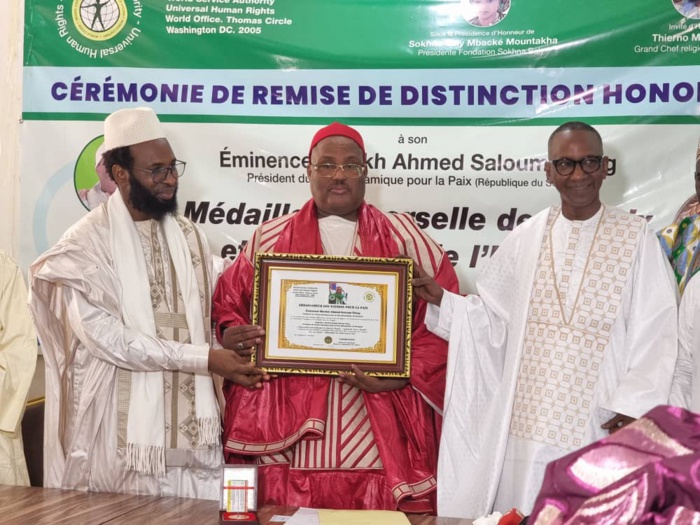 Thiès/ Remise de distinction honorifique: Cheikh Ahmed Saloum reçoit la Médaille Universelle de la Paix et des Droits de l'Homme Thiès/ Remise de distinction honorifique: Cheikh Ahmed Saloum reçoit la Médaille Universelle de la Paix et des Droits de l'Homme