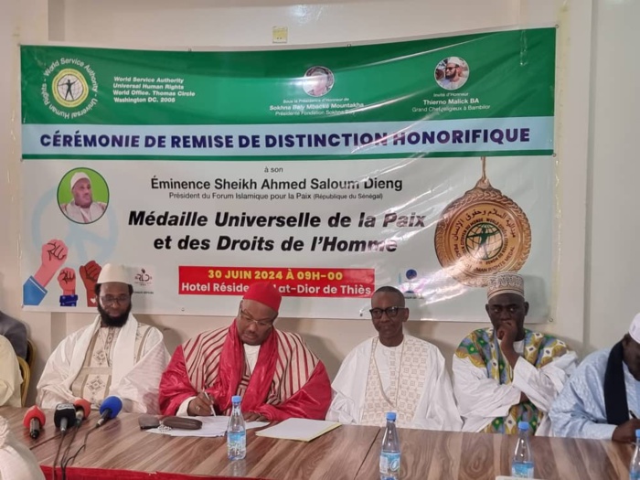 Thiès/ Remise de distinction honorifique: Cheikh Ahmed Saloum reçoit la Médaille Universelle de la Paix et des Droits de l'Homme Thiès/ Remise de distinction honorifique: Cheikh Ahmed Saloum reçoit la Médaille Universelle de la Paix et des Droits de l'Homme