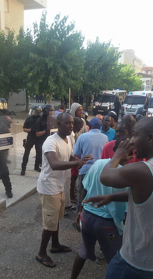 Décès du sénégalais Mor Sylla en Espagne : La colère de ses compatriotes devant les forces de l'ordre espagnoles (IMAGES)