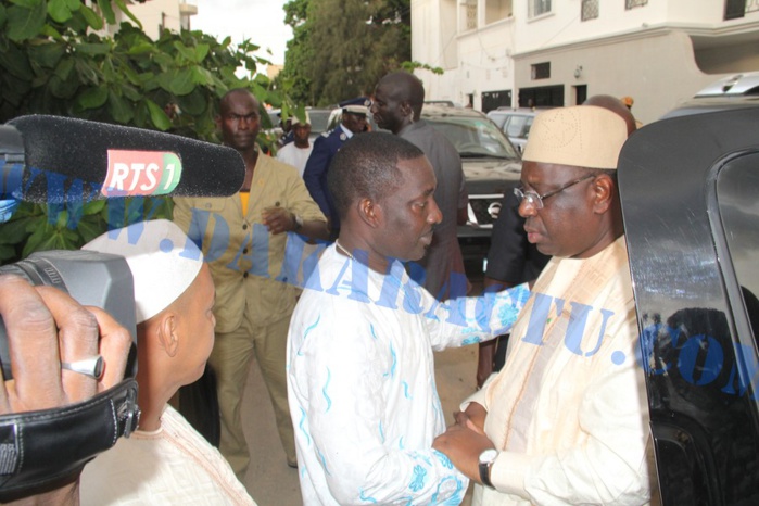 Le Chef de l'Etat au domicile de l'artiste M'baye Dièye Faye pour lui présenter ses condoléances, suite au décès de son père Vieux Sing Sing Faye. ( Images ) Le Chef de l'Etat au domicile de l'artiste M'baye Dièye Faye pour lui présenter ses condoléances, suite au décès de son père Vieux Sing Sing Faye. ( Images )