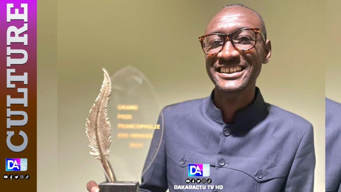 Grand prix Francophile des médias : Le Secrétaire d’État à la Culture, Bacary Sarr, félicite le journaliste Alioune Badara Mané Grand prix Francophile des médias : Le Secrétaire d’État à la Culture, Bacary Sarr, félicite le journaliste Alioune Badara Mané