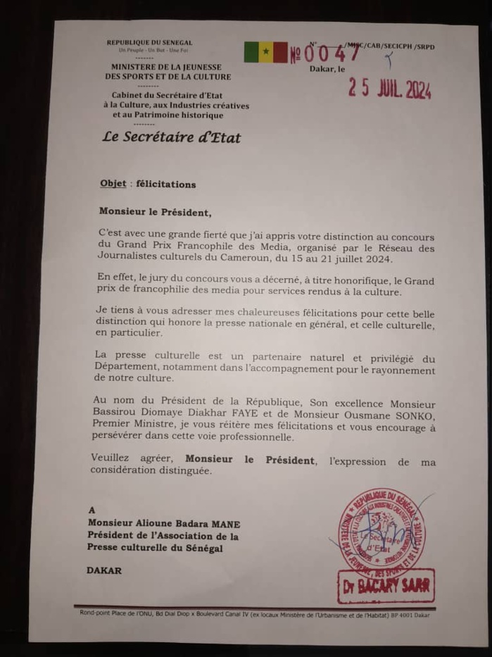 Grand prix Francophile des médias : Le Secrétaire d’État à la Culture, Bacary Sarr, félicite le journaliste Alioune Badara Mané Grand prix Francophile des médias : Le Secrétaire d’État à la Culture, Bacary Sarr, félicite le journaliste Alioune Badara Mané