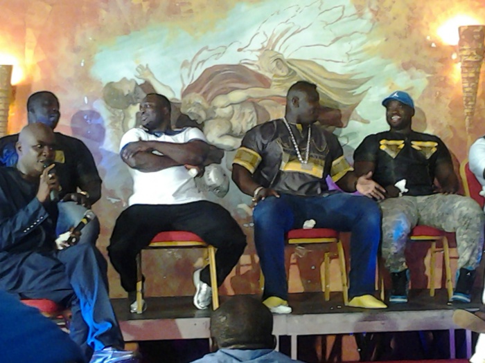 Images nuit de l'arène : le fair play, et la fraternité entre les lutteurs. Images nuit de l'arène : le fair play, et la fraternité entre les lutteurs.