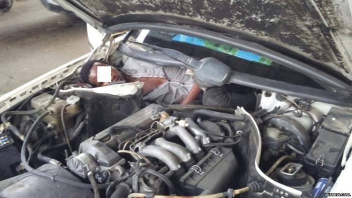 INSOLITE-IMMIGRATION : Un guinéen trouvé dans le capot d'une voiture à côté du moteur