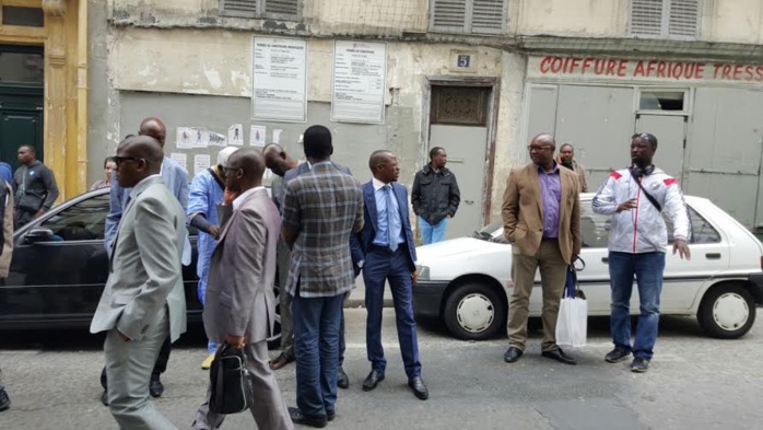 PARIS : Des sénégalais marchent pour rendre hommage aux victimes de l'incendie criminel (IMAGES) PARIS : Des sénégalais marchent pour rendre hommage aux victimes de l'incendie criminel (IMAGES)