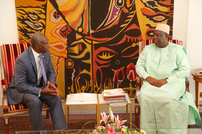 Le Chef de l’État, SEM Macky Sall recevant Monsieur Guy Blaise NAMBO WEZET, Ambassadeur du Gabon au Sénégal en fin de mission, venu faire ses adieux.