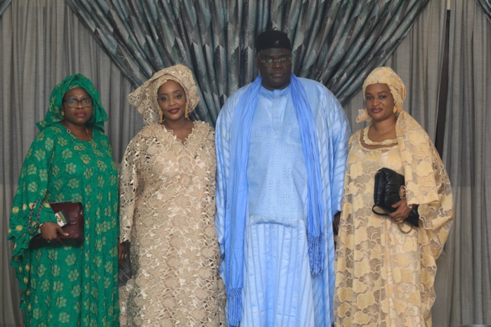 Grand Magal 2024: Serigne Bassirou Khadim Awa Ba et épouse en complicité avec leurs invités. Grand Magal 2024: Serigne Bassirou Khadim Awa Ba et épouse en complicité avec leurs invités.