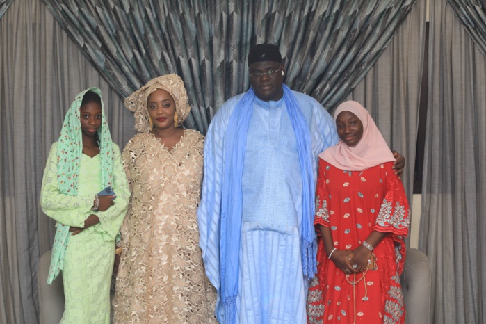 Grand Magal 2024: Serigne Bassirou Khadim Awa Ba et épouse en complicité avec leurs invités. Grand Magal 2024: Serigne Bassirou Khadim Awa Ba et épouse en complicité avec leurs invités.