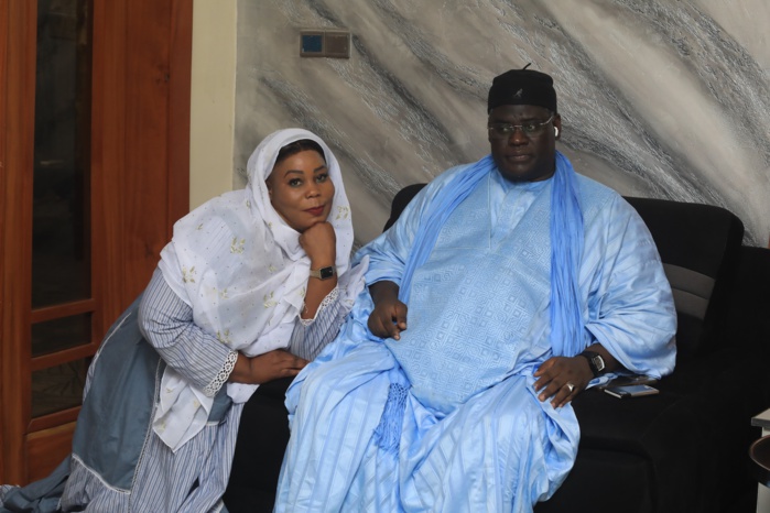 Grand Magal 2024: Serigne Bassirou Khadim Awa Ba et épouse en complicité avec leurs invités. Grand Magal 2024: Serigne Bassirou Khadim Awa Ba et épouse en complicité avec leurs invités.