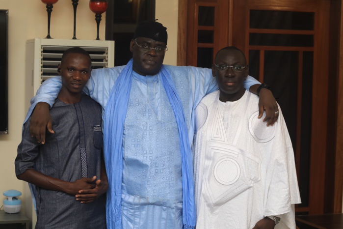 Grand Magal 2024: Serigne Bassirou Khadim Awa Ba et épouse en complicité avec leurs invités. Grand Magal 2024: Serigne Bassirou Khadim Awa Ba et épouse en complicité avec leurs invités.