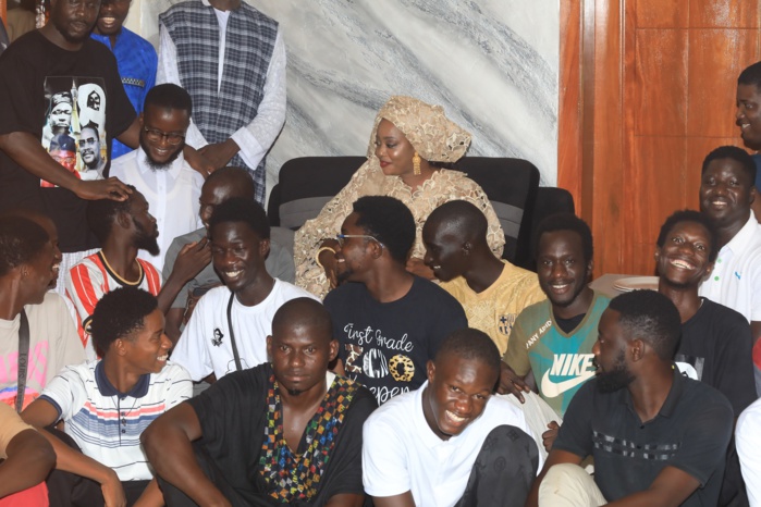 Grand Magal 2024: Serigne Bassirou Khadim Awa Ba et épouse en complicité avec leurs invités. Grand Magal 2024: Serigne Bassirou Khadim Awa Ba et épouse en complicité avec leurs invités.