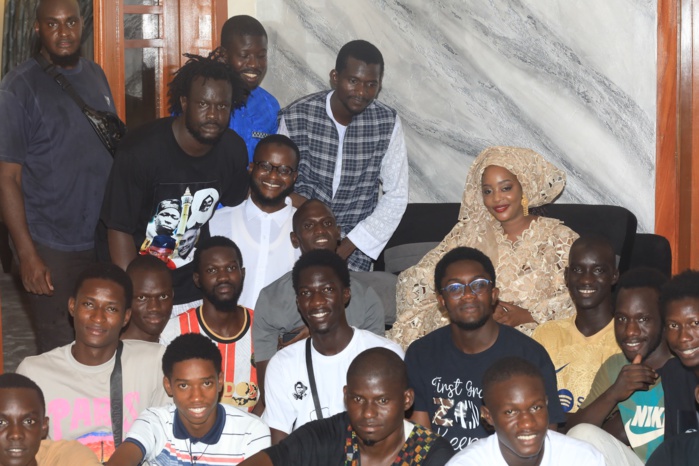 Grand Magal 2024: Serigne Bassirou Khadim Awa Ba et épouse en complicité avec leurs invités. Grand Magal 2024: Serigne Bassirou Khadim Awa Ba et épouse en complicité avec leurs invités.