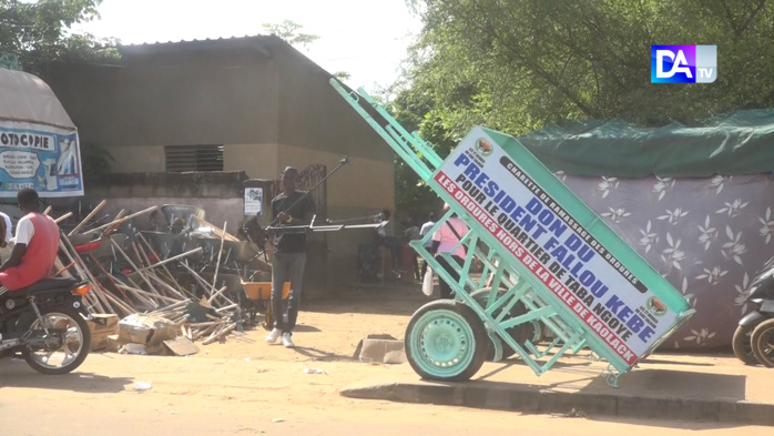 Kaolack : Fallou Kébé lance son projet de ramassage d’ordures et offre deux charrettes à son quartier Taba Ngoye Kaolack : Fallou Kébé lance son projet de ramassage d’ordures et offre deux charrettes à son quartier Taba Ngoye