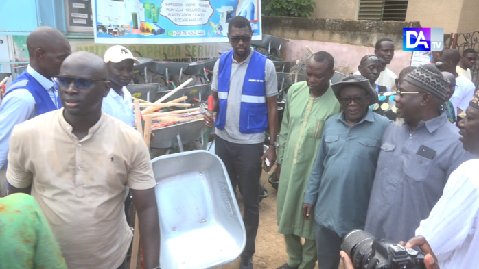 Kaolack : Fallou Kébé lance son projet de ramassage d’ordures et offre deux charrettes à son quartier Taba Ngoye Kaolack : Fallou Kébé lance son projet de ramassage d’ordures et offre deux charrettes à son quartier Taba Ngoye