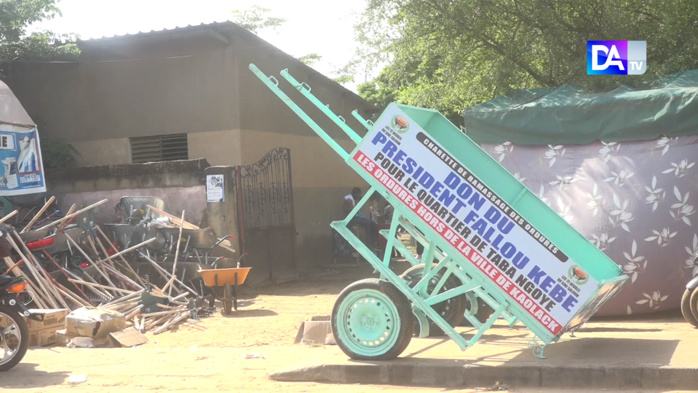 Kaolack : Fallou Kébé lance son projet de ramassage d’ordures et offre deux charrettes à son quartier Taba Ngoye Kaolack : Fallou Kébé lance son projet de ramassage d’ordures et offre deux charrettes à son quartier Taba Ngoye