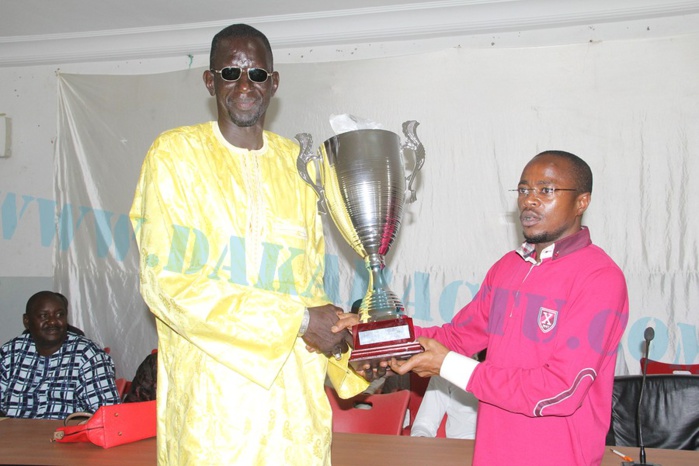 Thiès : Le vice-président de l'Assemblée nationale, Abdou Mbow, offre des dons aux jeunes de la commune Thiès : Le vice-président de l'Assemblée nationale, Abdou Mbow, offre des dons aux jeunes de la commune