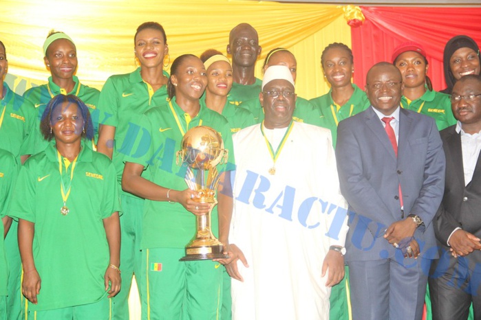"J'ai pris la décision de faire construire un stadium de basket moderne et digne de notre équipe nationale!" (Macky Sall) "J'ai pris la décision de faire construire un stadium de basket moderne et digne de notre équipe nationale!" (Macky Sall)