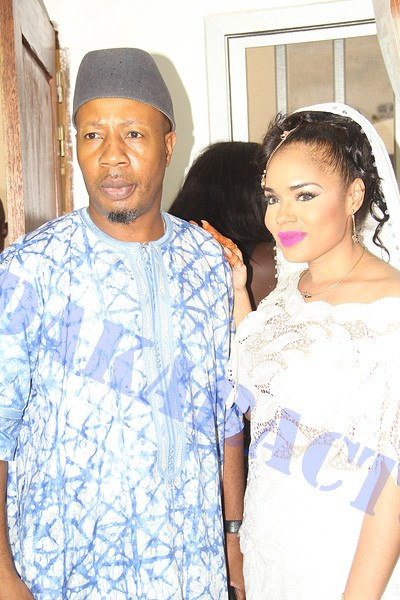 Paco Jackson Thiam pose avec la mariée Rama Aidara Ndiaye
