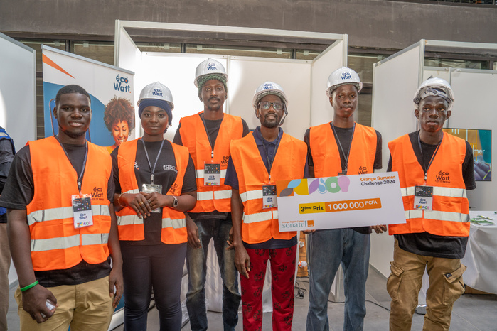 Agrokoom remporte le prix national de l'Orange Summer Challenge 2024 Sénégal avec une serre intelligente révolutionnaire Agrokoom remporte le prix national de l'Orange Summer Challenge 2024 Sénégal avec une serre intelligente révolutionnaire