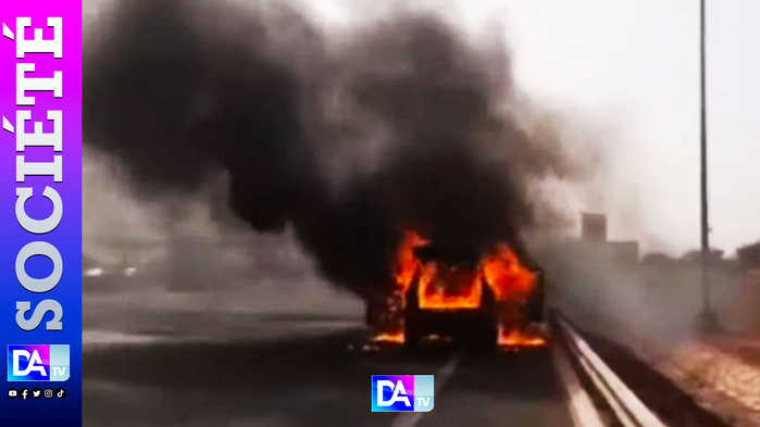 Autoroute à péage : Un véhicule prend feu sur l’axe AIBD-Dakar Autoroute à péage : Un véhicule prend feu sur l’axe AIBD-Dakar