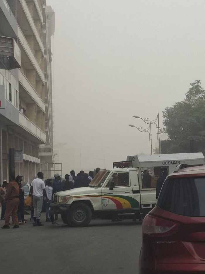 Urgent: le véhicule de Barthélémy Dias bloqué au niveau de la place de l'indépendance par des éléments de la police Urgent: le véhicule de Barthélémy Dias bloqué au niveau de la place de l'indépendance par des éléments de la police