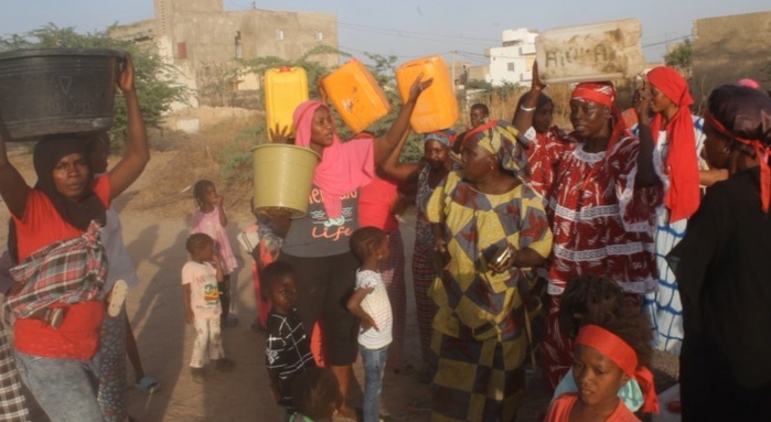Kaolack / Manque d'eau potable et insécurité : Les populations des quartiers Darou Ridwane et Samba Moussa arborent des brassards rouges et interpellent les autorités Kaolack / Manque d'eau potable et insécurité : Les populations des quartiers Darou Ridwane et Samba Moussa arborent des brassards rouges et interpellent les autorités