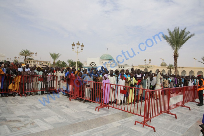 Images de la Prière du Vendredi à la Grande Mosquée de Touba Images de la Prière du Vendredi à la Grande Mosquée de Touba