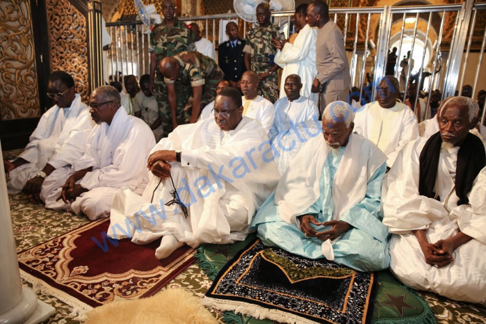 Images de la Prière du Vendredi à la Grande Mosquée de Touba Images de la Prière du Vendredi à la Grande Mosquée de Touba