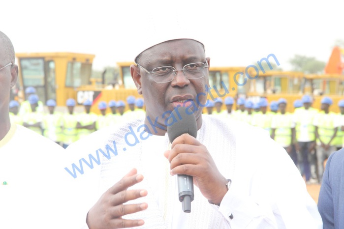 Macky Sall à Bambey : « Ce projet créera plus 6 000 emplois locaux (…) C’est un projet qui n’a jamais existé au Sénégal et avant la fin de 2016, les premiers tronçons seront livrés. Ce sont les premiers signes d'un Sénégal Emergent » Macky Sall à Bambey : « Ce projet créera plus 6 000 emplois locaux (…) C’est un projet qui n’a jamais existé au Sénégal et avant la fin de 2016, les premiers tronçons seront livrés. Ce sont les premiers signes d'un Sénégal Emergent »