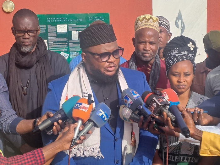 Des membres de la Ligue de défense noire africaine dénoncent la présence des militaires français et demande au gouvernement d’exiger leur départ Des membres de la Ligue de défense noire africaine dénoncent la présence des militaires français et demande au gouvernement d’exiger leur départ