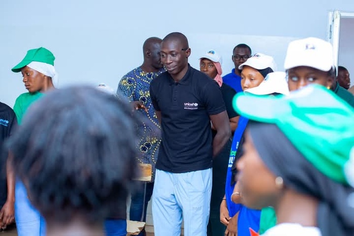 KOLDA : Khaby Lame, célèbre tiktokeur, présenté aux clubs de jeunes filles du CCA comme modèle de réussite pour les motiver KOLDA : Khaby Lame, célèbre tiktokeur, présenté aux clubs de jeunes filles du CCA comme modèle de réussite pour les motiver