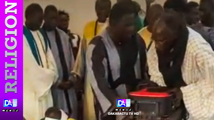 TOUBA – Les Baayfall remettent au Khalife des Mourides 461 millions 550 mille francs CFA TOUBA – Les Baayfall remettent au Khalife des Mourides 461 millions 550 mille francs CFA