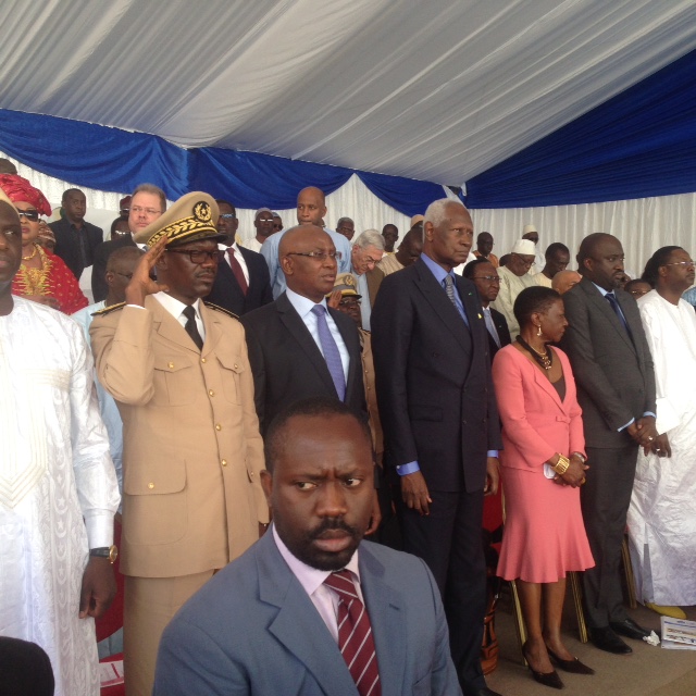Images du retour de l'ancien President Abdou Diouf à son école primaire qui porte désormais son nom