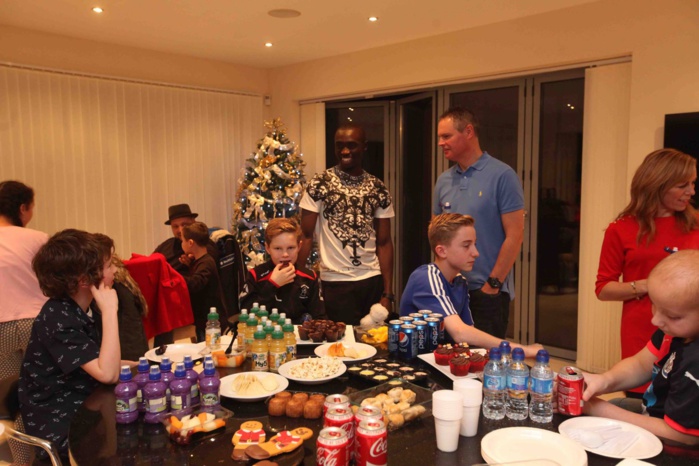 Londres-Noël : Papis Demba Cissé ouvre les portes de sa maison aux enfants. Londres-Noël : Papis Demba Cissé ouvre les portes de sa maison aux enfants.