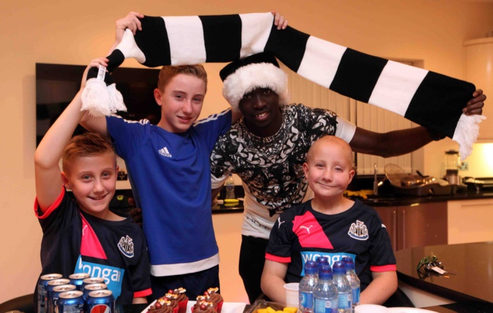 Londres-Noël : Papis Demba Cissé ouvre les portes de sa maison aux enfants. Londres-Noël : Papis Demba Cissé ouvre les portes de sa maison aux enfants.