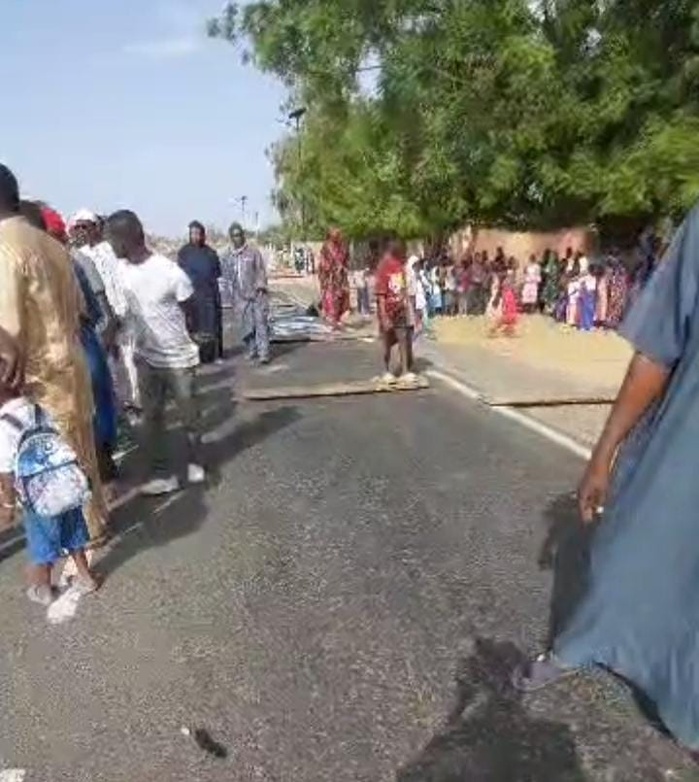 Accident mortel à Keur Diarra Bambara (Ndiaffate) : Les populations barrent la route pour réclamer des ralentisseurs Accident mortel à Keur Diarra Bambara (Ndiaffate) : Les populations barrent la route pour réclamer des ralentisseurs