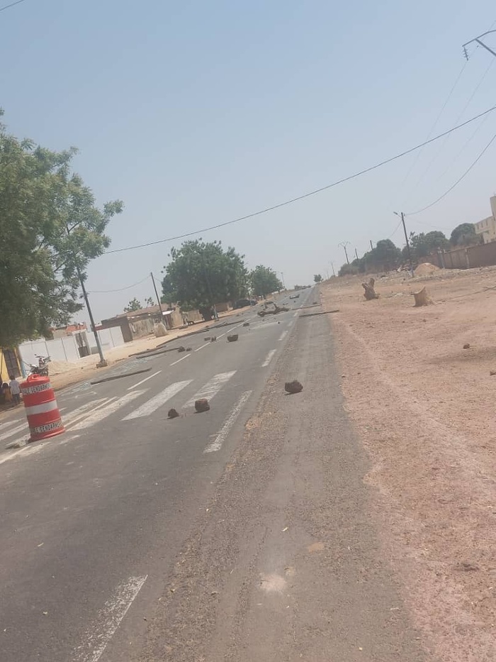 Accident mortel à Keur Diarra Bambara (Ndiaffate) : Les populations barrent la route pour réclamer des ralentisseurs Accident mortel à Keur Diarra Bambara (Ndiaffate) : Les populations barrent la route pour réclamer des ralentisseurs