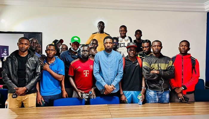 Le député PDF reçoit une délégation des 312 policiers en fin de contrats et promet de poursuivre le combat avec eux… Le député PDF reçoit une délégation des 312 policiers en fin de contrats et promet de poursuivre le combat avec eux…