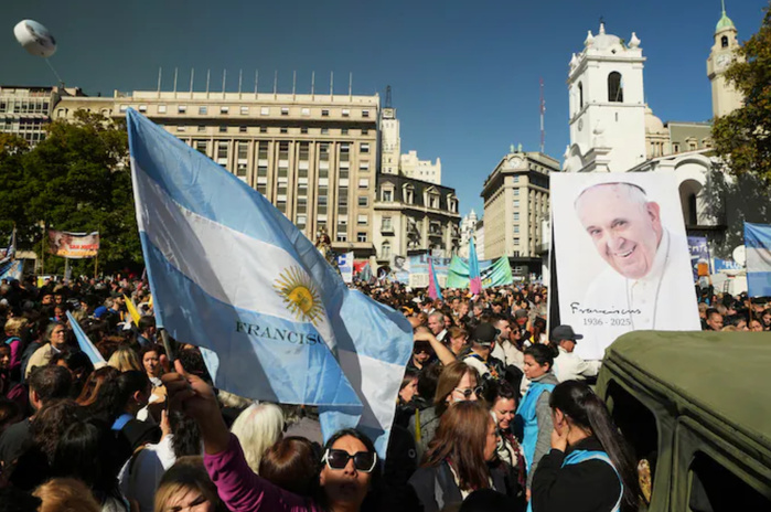 À Buenos Aires, l’adieu à distance au pape argentin qui “connaissait nos souffrances” À Buenos Aires, l’adieu à distance au pape argentin qui “connaissait nos souffrances”