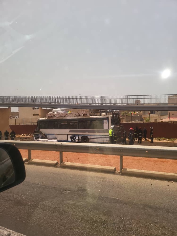 Thiaroye : un accident provoque un ralentissement sur l'autoroute à péage (AIBD-Dakar) Thiaroye : un accident provoque un ralentissement sur l'autoroute à péage (AIBD-Dakar)