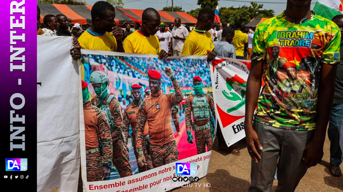 Burkina: manifestation en soutien à la junte qui vient de dénoncer une tentative de coup d'Etat Burkina: manifestation en soutien à la junte qui vient de dénoncer une tentative de coup d'Etat